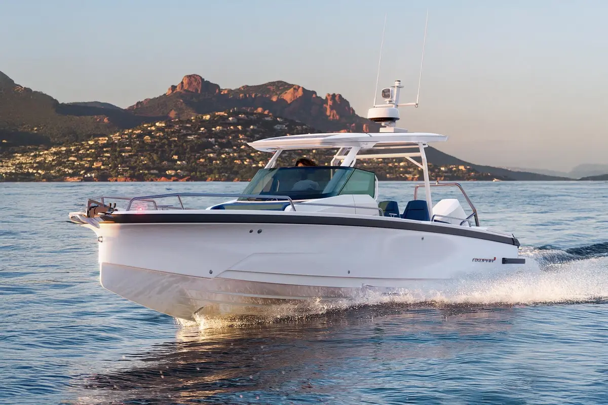 Axopar 28, extérieur — Luxury Yachts St. Tropez, Saint-Tropez. Vitesse et simplicité pour une sortie côtière courte