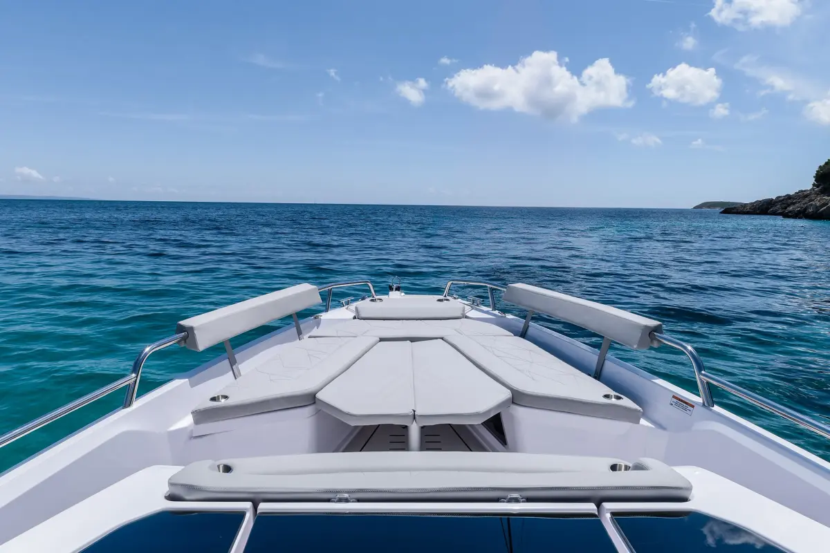 Axopar 28, pont principal — Luxury Yachts St. Tropez, Saint-Tropez. Vitesse et simplicité pour une sortie côtière courte