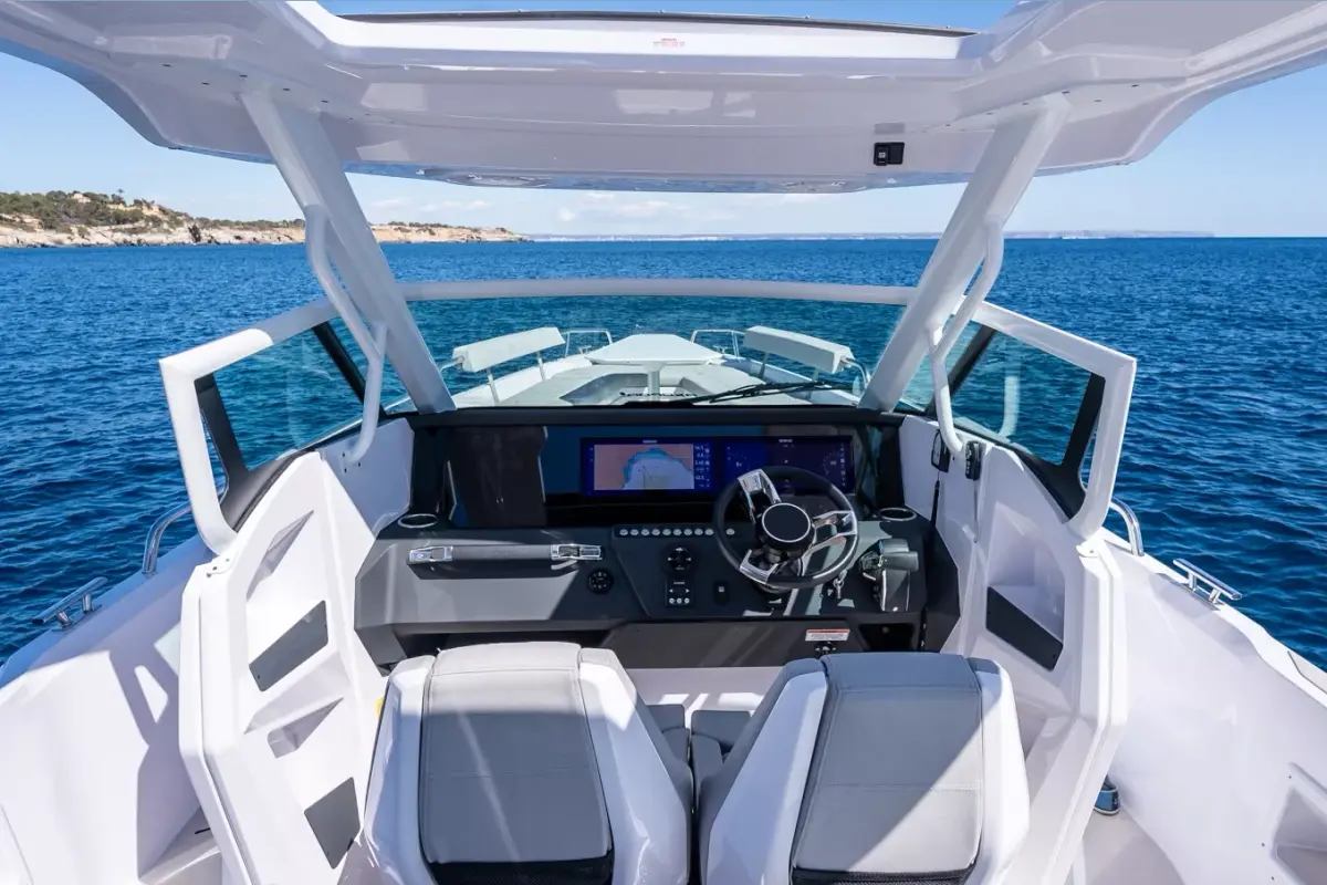 Axopar 28, pont arrière — Luxury Yachts St. Tropez, Saint-Tropez. Vitesse et simplicité pour une sortie côtière courte