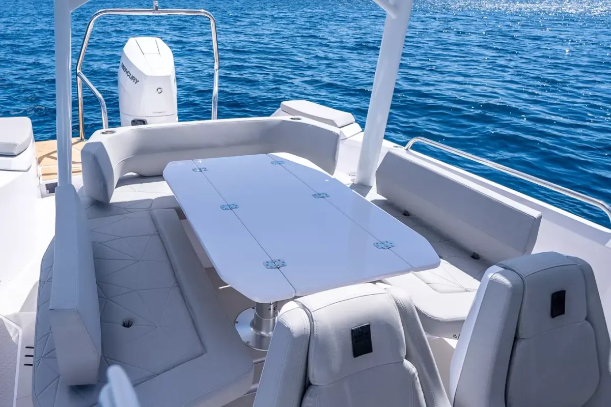 Axopar 28, salon — Luxury Yachts St. Tropez, Saint-Tropez. Vitesse et simplicité pour une sortie côtière courte