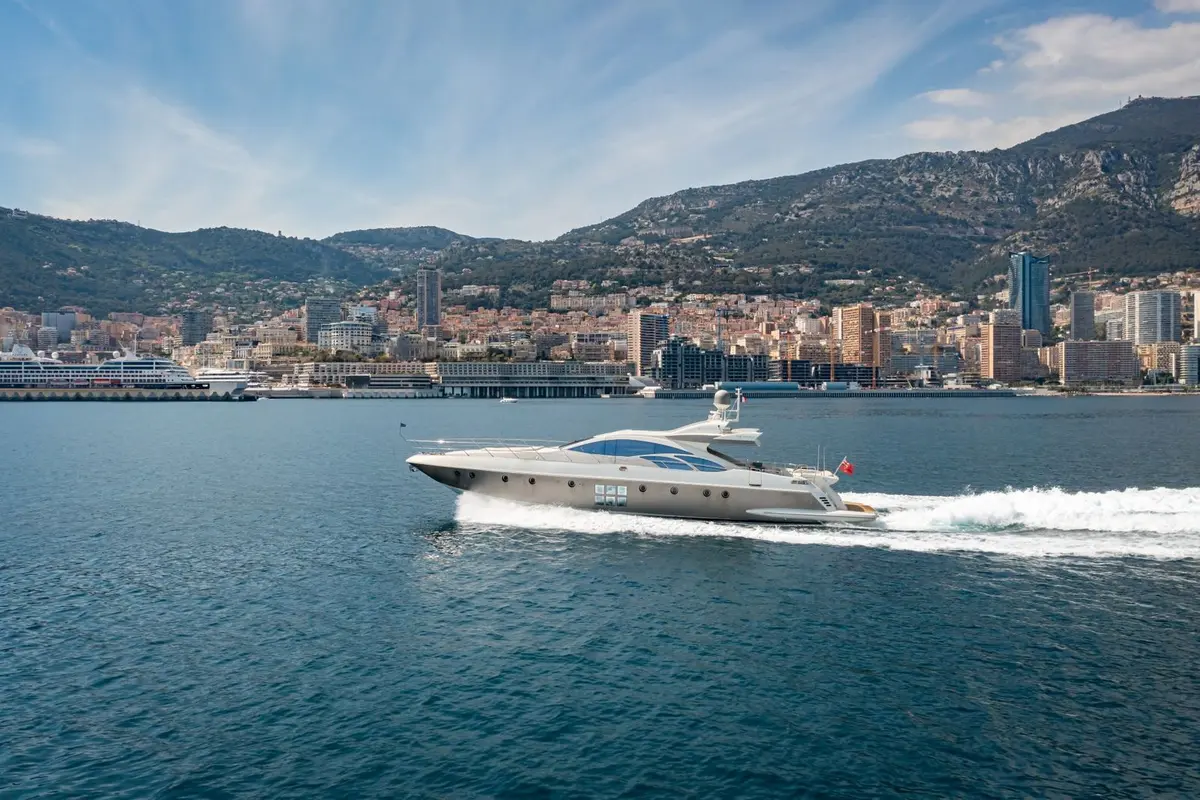 Azimut 86, pont principal — Luxury Yachts St. Tropez, Saint-Tropez. Repas en plein air et bain au mouillage
