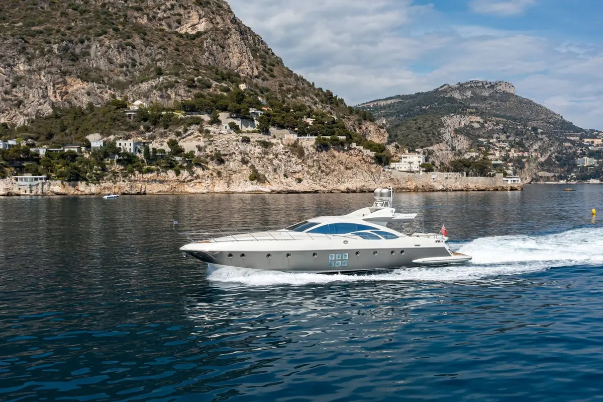 Azimut 86, pont arrière — Luxury Yachts St. Tropez, Saint-Tropez. Repas en plein air et bain au mouillage