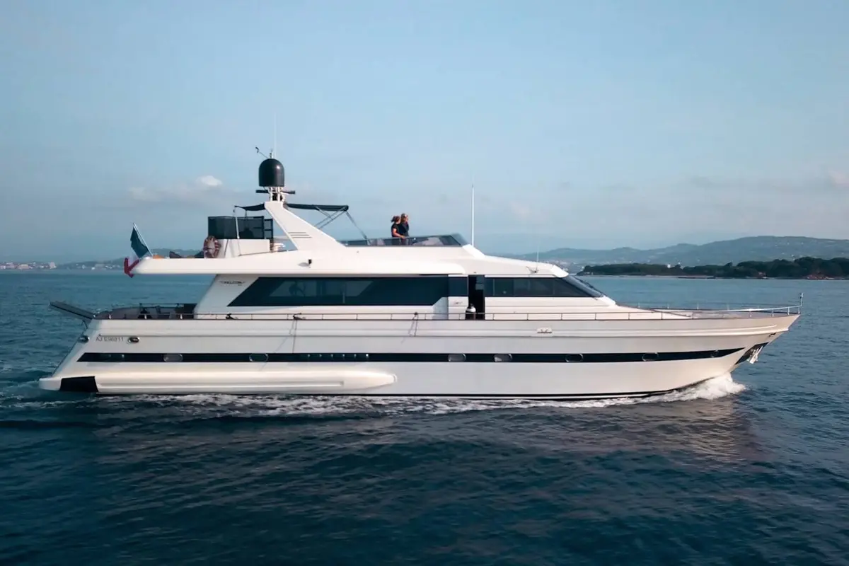 Falcon 80S, extérieur — Luxury Yachts St. Tropez, Saint-Tropez. Ligne racée, quatre cabines, taillée pour le golfe