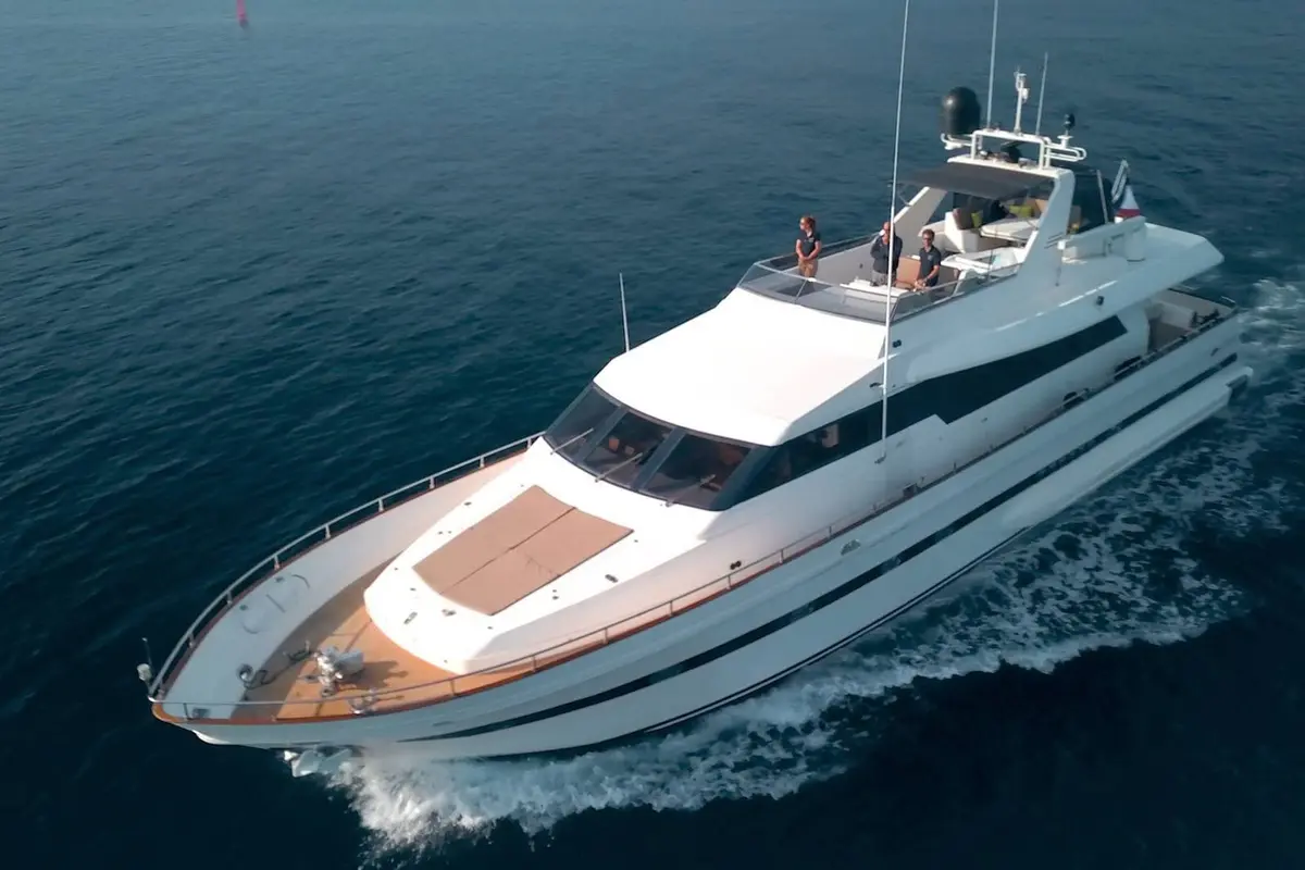 Falcon 80S, pont principal — Luxury Yachts St. Tropez, Saint-Tropez. Ligne racée, quatre cabines, taillée pour le golfe