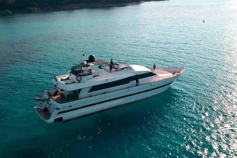 Falcon 80S, pont arrière — Luxury Yachts St. Tropez, Saint-Tropez. Ligne racée, quatre cabines, taillée pour le golfe