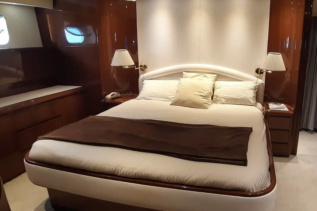 Falcon 80S, salon — Luxury Yachts St. Tropez, Saint-Tropez. Ligne racée, quatre cabines, taillée pour le golfe