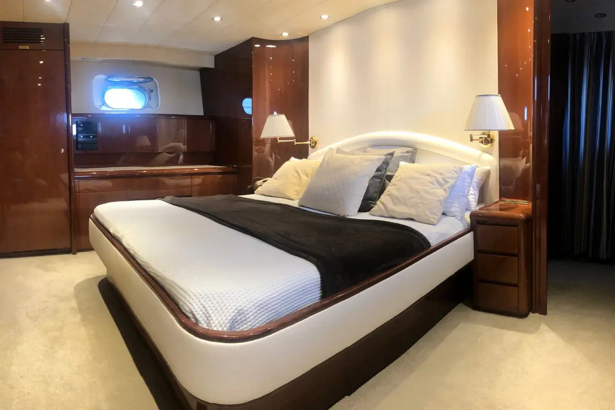 Falcon 80S, cabine principale — Luxury Yachts St. Tropez, Saint-Tropez. Ligne racée, quatre cabines, taillée pour le golfe