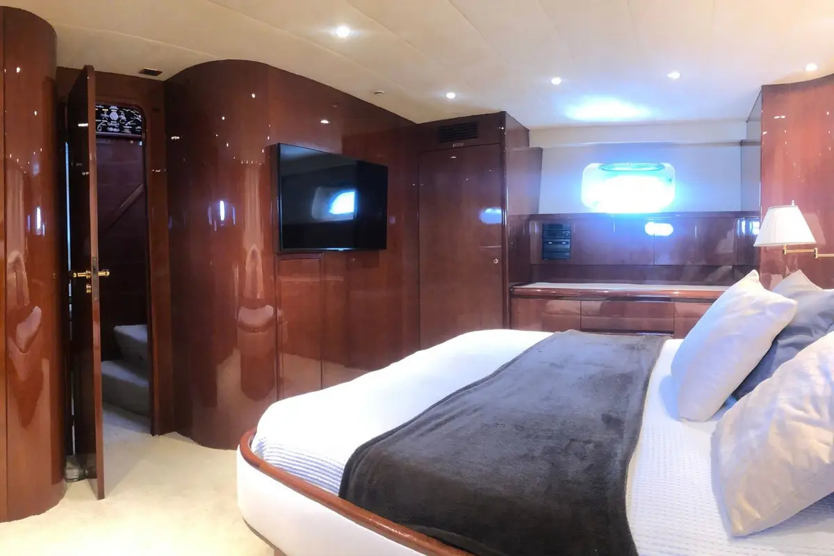 Falcon 80S, flybridge — Luxury Yachts St. Tropez, Saint-Tropez. Ligne racée, quatre cabines, taillée pour le golfe