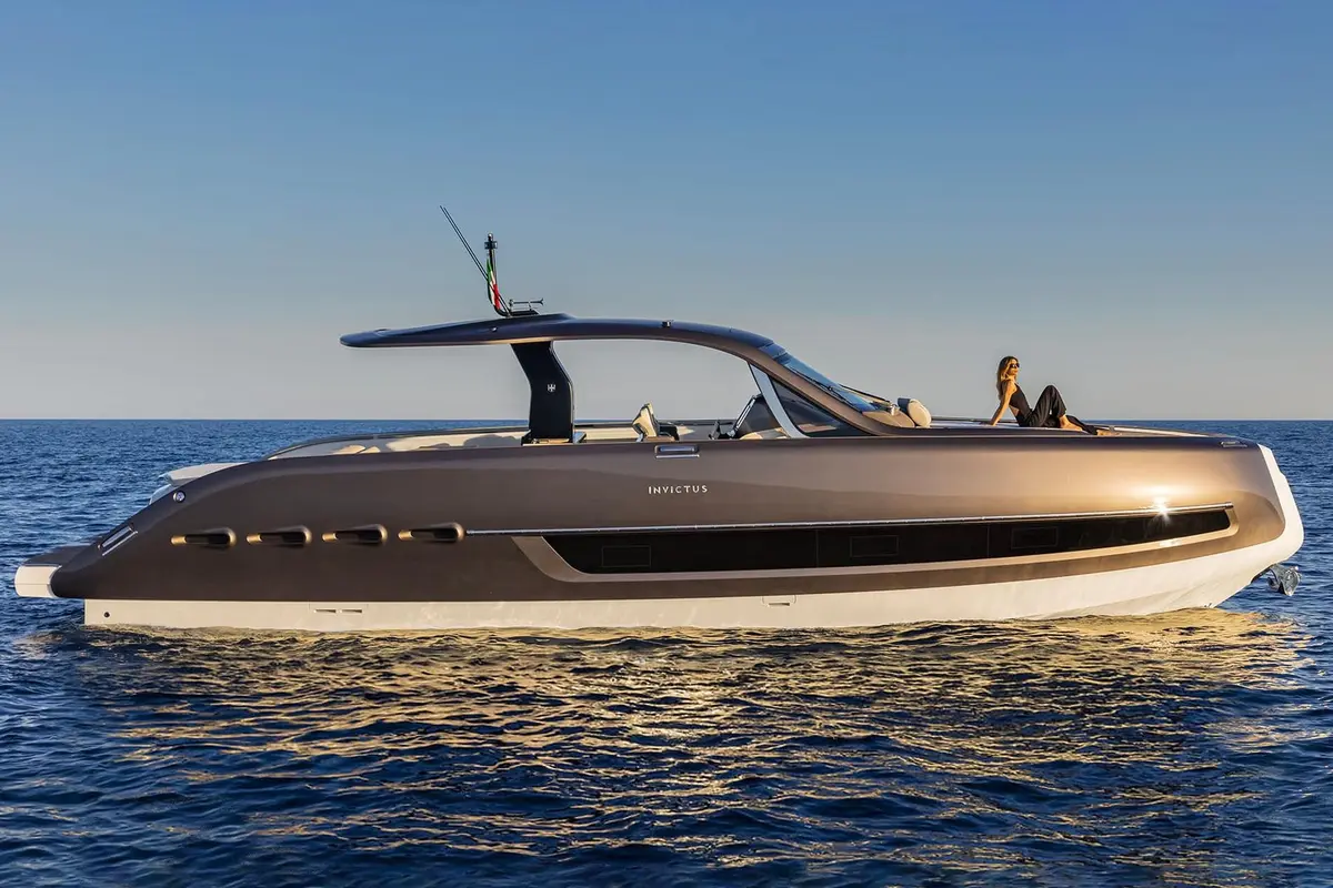 Invictus 460, extérieur — Luxury Yachts St. Tropez, Saint-Tropez. Vitesse et salon de proue face à Pampelonne