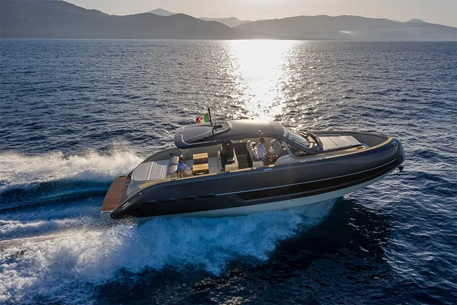 Invictus 460, pont principal — Luxury Yachts St. Tropez, Saint-Tropez. Vitesse et salon de proue face à Pampelonne
