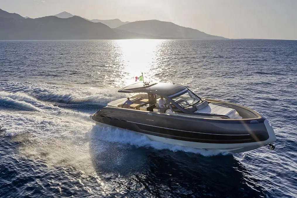 Invictus 460, pont arrière — Luxury Yachts St. Tropez, Saint-Tropez. Vitesse et salon de proue face à Pampelonne