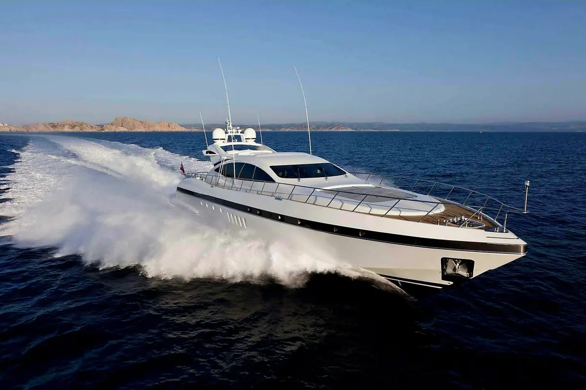 Mangusta 92, extérieur — Luxury Yachts St. Tropez, Saint-Tropez. Coque sportive de 28 mètres taillée pour la vitesse