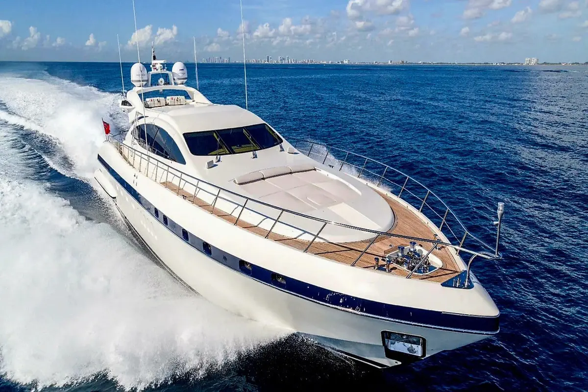 Mangusta 92, pont principal — Luxury Yachts St. Tropez, Saint-Tropez. Coque sportive de 28 mètres taillée pour la vitesse