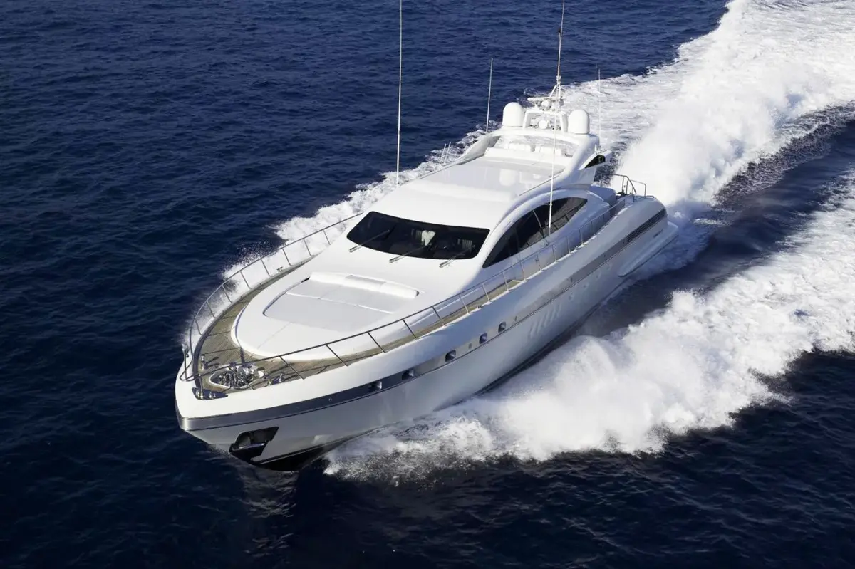Mangusta 92, pont arrière — Luxury Yachts St. Tropez, Saint-Tropez. Coque sportive de 28 mètres taillée pour la vitesse