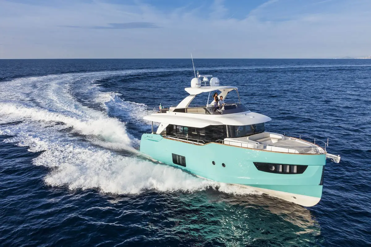 Navetta 58, pont principal — Luxury Yachts St. Tropez, Saint-Tropez. Un trawler discret pour explorer le golfe en douceur