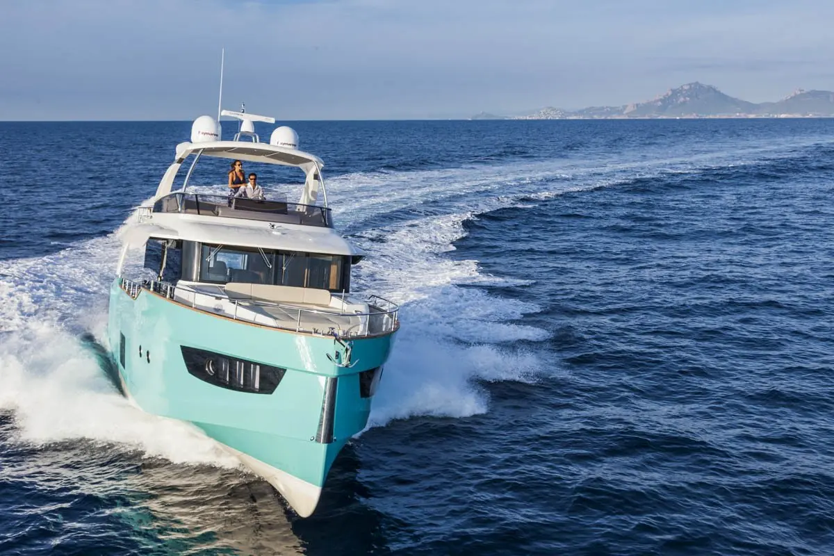 Navetta 58, pont arrière — Luxury Yachts St. Tropez, Saint-Tropez. Un trawler discret pour explorer le golfe en douceur
