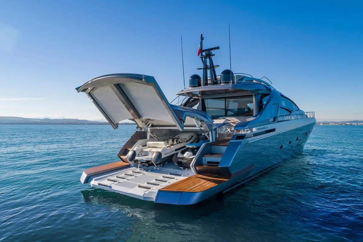 Pershing 8X, pont principal — Luxury Yachts St. Tropez, Saint-Tropez. Une silhouette sportive de 25 mètres vers Cap Taillat