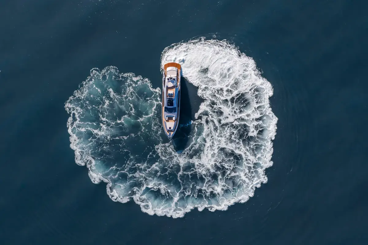 Pershing 8X, pont arrière — Luxury Yachts St. Tropez, Saint-Tropez. Une silhouette sportive de 25 mètres vers Cap Taillat