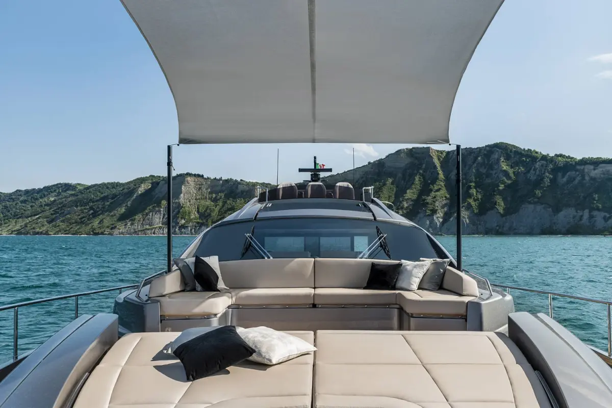 Pershing 8X, salon — Luxury Yachts St. Tropez, Saint-Tropez. Une silhouette sportive de 25 mètres vers Cap Taillat