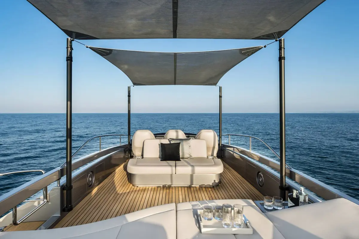 Pershing 8X, cabine principale — Luxury Yachts St. Tropez, Saint-Tropez. Une silhouette sportive de 25 mètres vers Cap Taillat