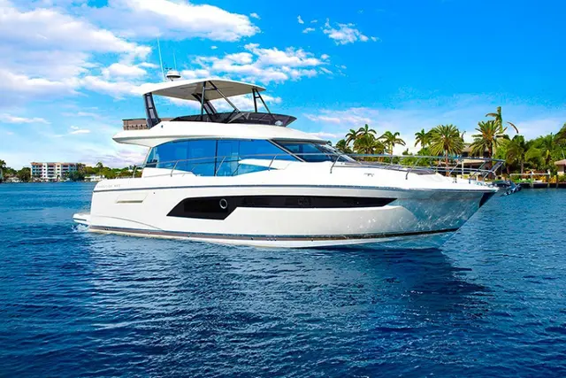 Prestige 520 Fly — Luxury Yachts St. Tropez, Saint-Tropez