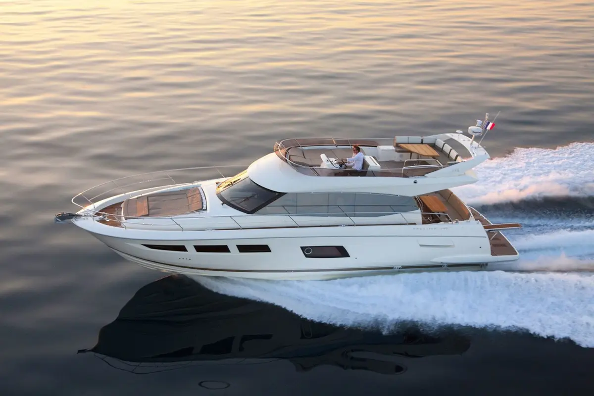 Prestige 550 FLY, extérieur — Luxury Yachts St. Tropez, Saint-Tropez. Pont supérieur de 18 mètres de long pour un coucher de soleil