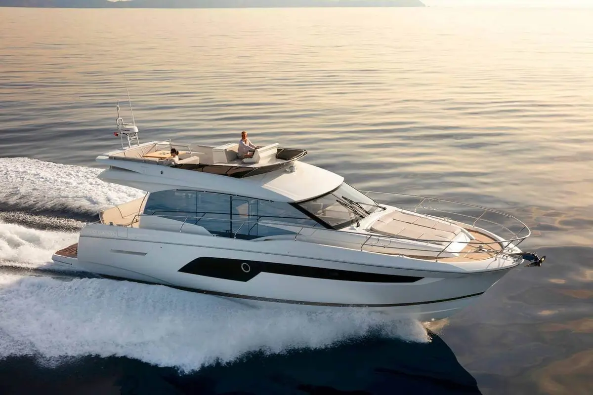 Prestige 550 FLY, pont principal — Luxury Yachts St. Tropez, Saint-Tropez. Pont supérieur de 18 mètres de long pour un coucher de soleil