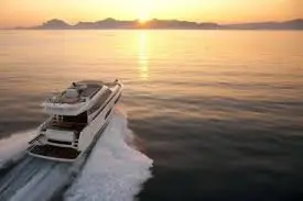 Prestige 550 FLY, pont arrière — Luxury Yachts St. Tropez, Saint-Tropez. Pont supérieur de 18 mètres de long pour un coucher de soleil