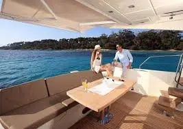Prestige 550 FLY, salon — Luxury Yachts St. Tropez, Saint-Tropez. Pont supérieur de 18 mètres de long pour un coucher de soleil