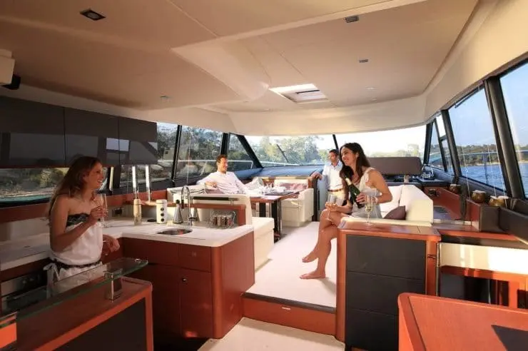 Prestige 550 FLY, cabine principale — Luxury Yachts St. Tropez, Saint-Tropez. Pont supérieur de 18 mètres de long pour un coucher de soleil