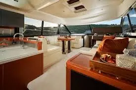 Prestige 550 FLY, flybridge — Luxury Yachts St. Tropez, Saint-Tropez. Pont supérieur de 18 mètres de long pour un coucher de soleil