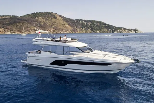 Prestige 590 Fly — Luxury Yachts St. Tropez, Saint-Tropez