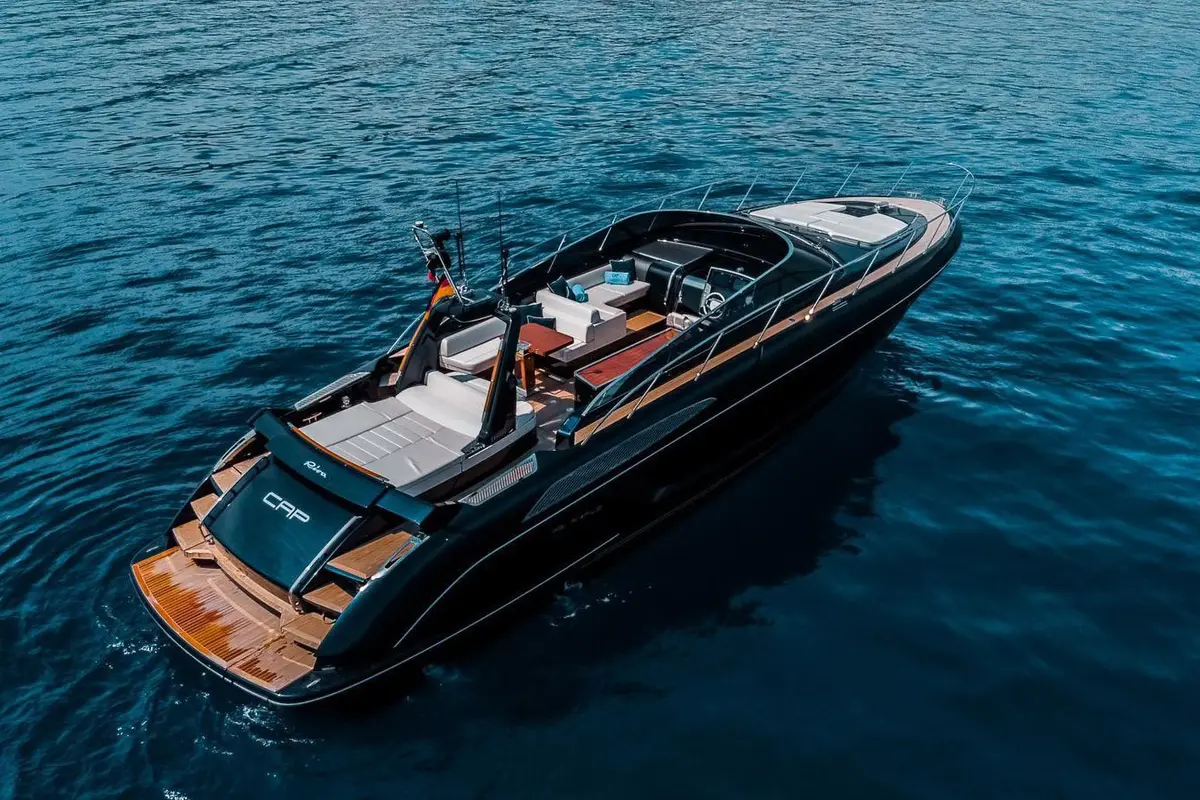Riva 56 Rivale, extérieur — Luxury Yachts St. Tropez, Saint-Tropez. Une silhouette italienne pour filer vers Pampelonne