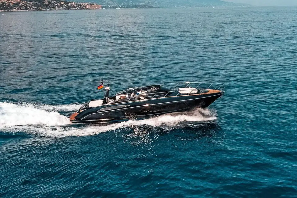 Riva 56 Rivale, pont principal — Luxury Yachts St. Tropez, Saint-Tropez. Une silhouette italienne pour filer vers Pampelonne