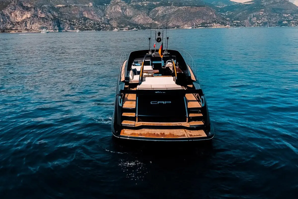 Riva 56 Rivale, pont arrière — Luxury Yachts St. Tropez, Saint-Tropez. Une silhouette italienne pour filer vers Pampelonne