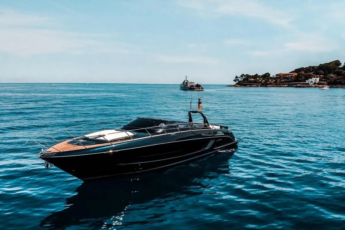 Riva 56 Rivale, salon — Luxury Yachts St. Tropez, Saint-Tropez. Une silhouette italienne pour filer vers Pampelonne