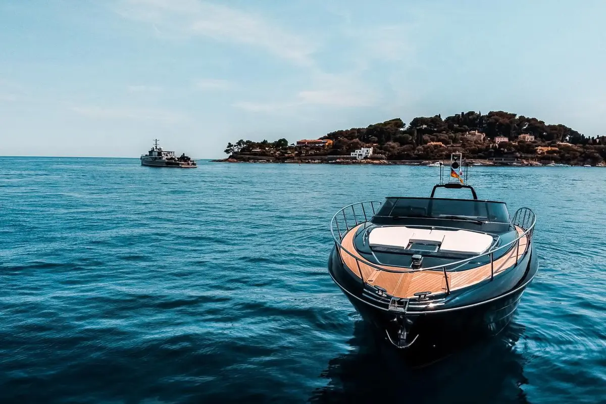 Riva 56 Rivale, cabine principale — Luxury Yachts St. Tropez, Saint-Tropez. Une silhouette italienne pour filer vers Pampelonne