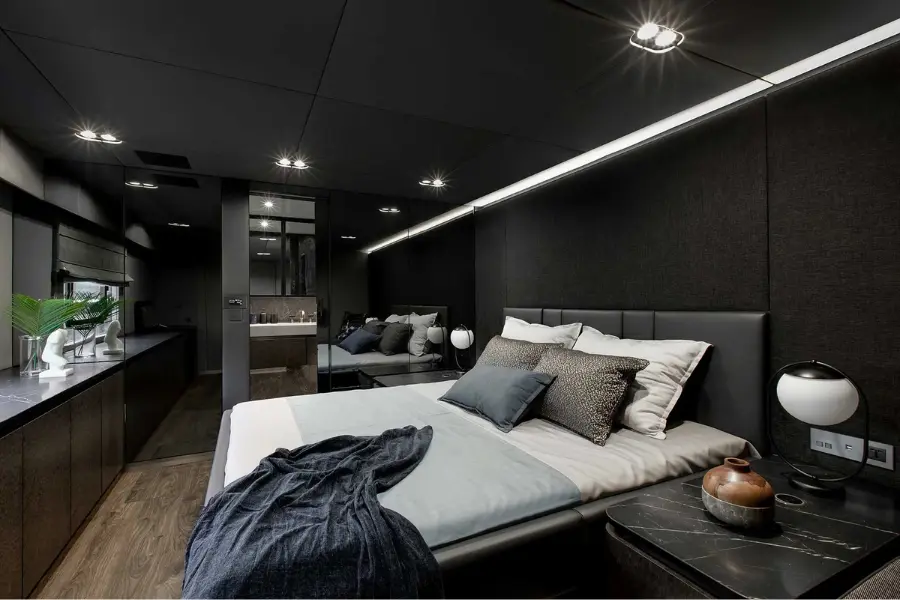 Sunreef 80, pont arrière — Luxury Yachts St. Tropez, Saint-Tropez. Un catamaran stable pour des mouillages tranquilles près de Saint-Tropez