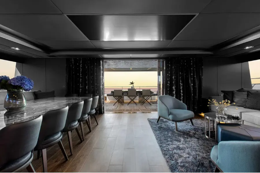 Sunreef 80, salon — Luxury Yachts St. Tropez, Saint-Tropez. Un catamaran stable pour des mouillages tranquilles près de Saint-Tropez