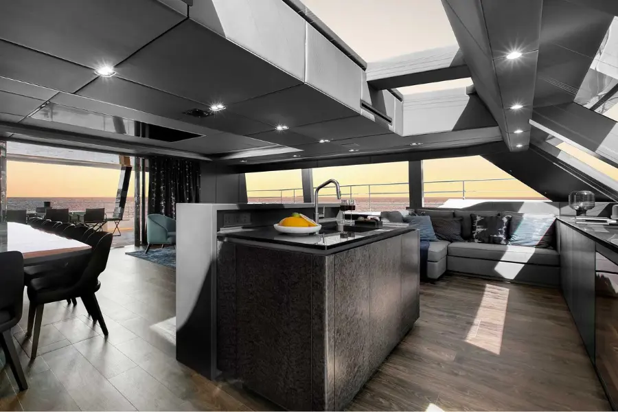 Sunreef 80, cabine principale — Luxury Yachts St. Tropez, Saint-Tropez. Un catamaran stable pour des mouillages tranquilles près de Saint-Tropez