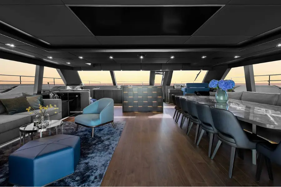 Sunreef 80, flybridge — Luxury Yachts St. Tropez, Saint-Tropez. Un catamaran stable pour des mouillages tranquilles près de Saint-Tropez