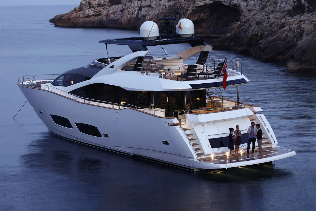 Sunseeker 28, pont principal — Luxury Yachts St. Tropez, Saint-Tropez. Douze invités, mouillage paisible face au village au crépuscule