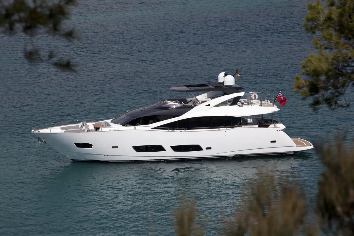 Sunseeker 28, pont arrière — Luxury Yachts St. Tropez, Saint-Tropez. Douze invités, mouillage paisible face au village au crépuscule