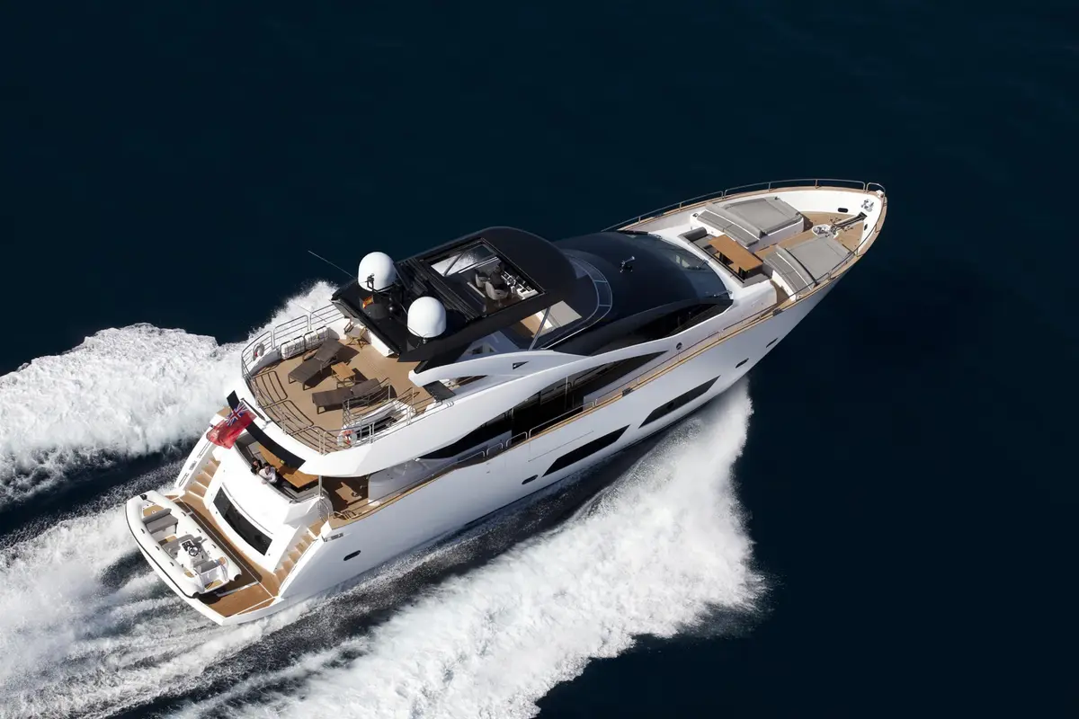Sunseeker 28, salon — Luxury Yachts St. Tropez, Saint-Tropez. Douze invités, mouillage paisible face au village au crépuscule