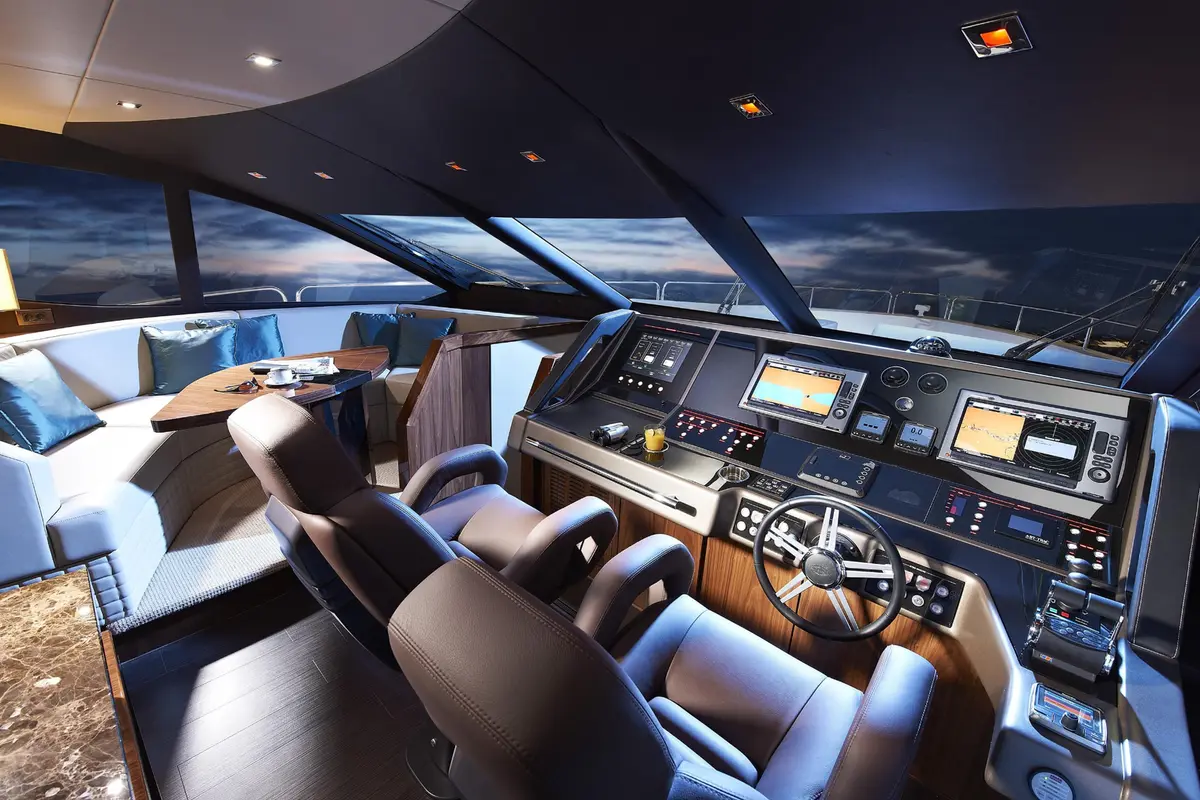Sunseeker 28, cabine principale — Luxury Yachts St. Tropez, Saint-Tropez. Douze invités, mouillage paisible face au village au crépuscule