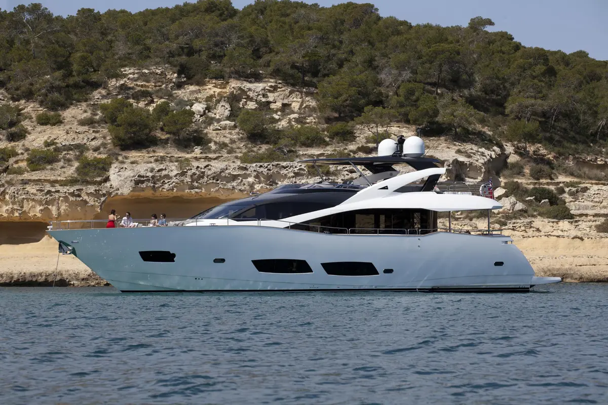 Sunseeker 28, flybridge — Luxury Yachts St. Tropez, Saint-Tropez. Douze invités, mouillage paisible face au village au crépuscule