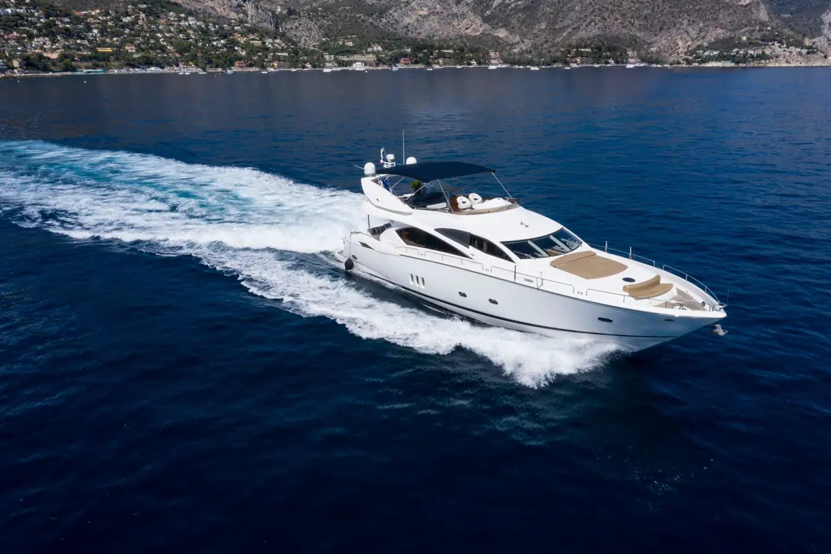 Sunseeker 82, pont arrière — Luxury Yachts St. Tropez, Saint-Tropez. Vingt-six mètres pour un mouillage face à la ville