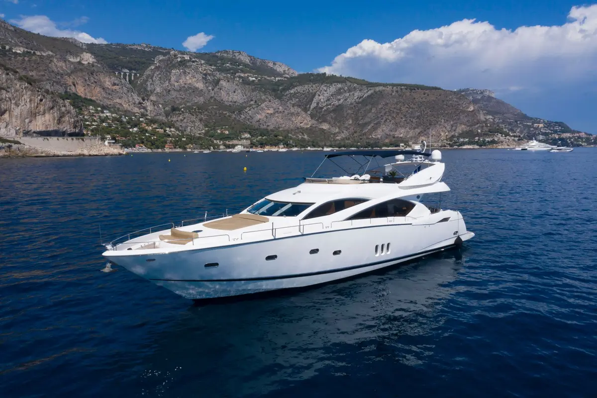 Sunseeker 82, salon — Luxury Yachts St. Tropez, Saint-Tropez. Vingt-six mètres pour un mouillage face à la ville