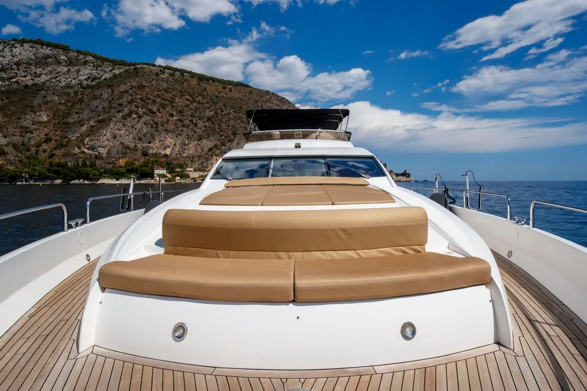 Sunseeker 82, cabine principale — Luxury Yachts St. Tropez, Saint-Tropez. Vingt-six mètres pour un mouillage face à la ville