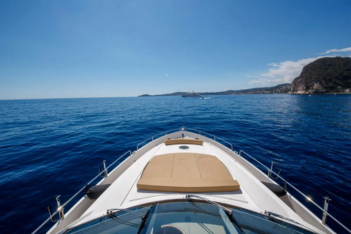 Sunseeker 82, flybridge — Luxury Yachts St. Tropez, Saint-Tropez. Vingt-six mètres pour un mouillage face à la ville